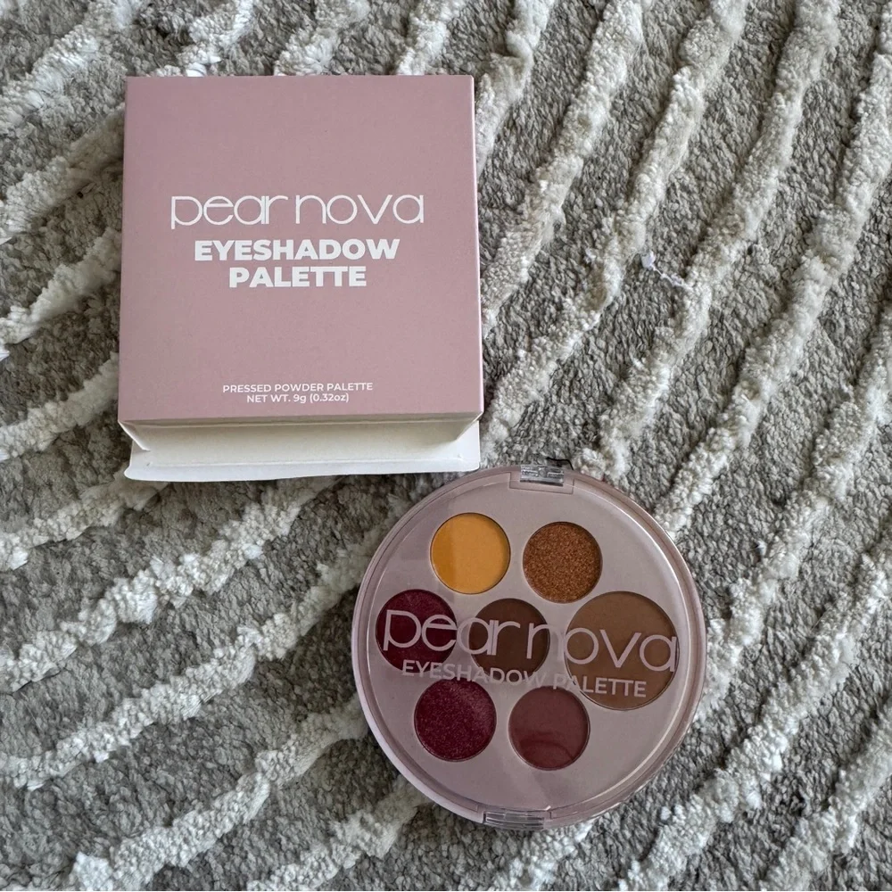 Pearnova eyeshadow palette